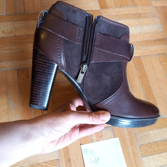 LEFT SHOE ONLY Clarks brown leather heels booties with buckle 7.5 NEW - Picture 4 of 8